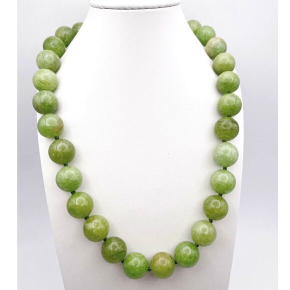 Knotted Green Jade 8cm Beaded Necklace 18” and Extension Chain - Picture 3 of 9